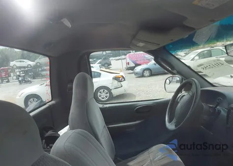 2002 Ford F-150 Xl/Xlt z USA, uszkodzony, nr VIN 1FTRF172X2NB93881